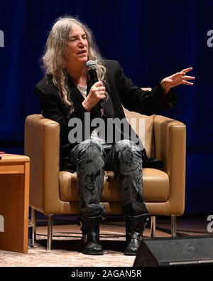 Miami, FL, Stati Uniti d'America. Xvii Dec, 2019. Patti Smith nel corso di una serata con Patti Smith per promuovere il suo nuovo libro "Anno della Scimmia' a Adrienne Arsht Center per le Arti dello Spettacolo - Knight Concert Hall su dicembre 17, 2019 in Miami Florida. Credito: Mpi04/media/punzone Alamy Live News Foto Stock