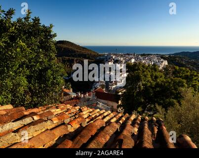 Piastrelle di terracotta sopra la parte nuova del villaggio bianco di Frigiliana in tipico stile Andalucían, provincia di Malaga, Andalusia, Spagna Foto Stock