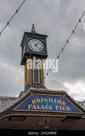 Torre dell orologio in ingresso al molo di Brighton, East Sussex, Regno Unito Foto Stock