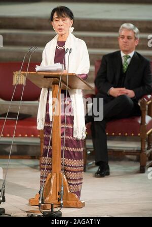 Il birmano leader democratico Aung San Suu Kyi risolve entrambe le case del parlamento di Westminster Hall presso le Case del Parlamento europeo a Londra. Foto Stock