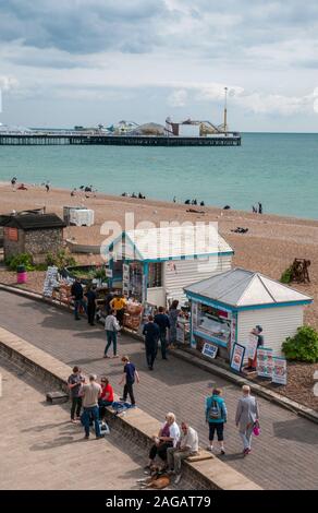 Il lungomare e le bancarelle sul lungomare di Brighton, East Sussex, England, Regno Unito Foto Stock