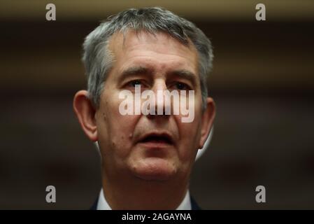 Democratico Partito unionista MLA Edwin Poots parla ai media dopo una tavola rotonda a Stormont a Belfast con Julian Smith il Segretario di Stato per l'Irlanda del Nord e Simon COVENEY Tanaiste. Foto Stock