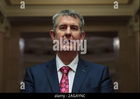 Democratico Partito unionista MLA Edwin Poots parla ai media dopo una tavola rotonda a Stormont a Belfast con Julian Smith il Segretario di Stato per l'Irlanda del Nord e Simon COVENEY Tanaiste. Foto Stock