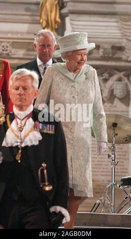 H.M. La regina con il principe Carlo e la Duchessa di Cambridge frequentando il pranzo nella Westminster Hall di Londra con 700 ospiti il giorno finale della sua Diamond celebrazioni giubilari intrattenuti dal National Orchestra dei bambini.Gli ospiti abbiamo cenato sul salmone, seguita da agnello gallese, grigliate Isle of Wight asparagi, Jersey Royal le patate e il cioccolato delice, il budino di pane e burro e bacche Frutta sciroppata con salsa di mele. Foto Stock