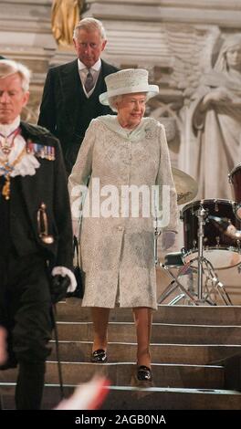 H.M. La regina con il principe Carlo e la Duchessa di Cambridge frequentando il pranzo nella Westminster Hall di Londra con 700 ospiti il giorno finale della sua Diamond celebrazioni giubilari intrattenuti dal National Orchestra dei bambini.Gli ospiti abbiamo cenato sul salmone, seguita da agnello gallese, grigliate Isle of Wight asparagi, Jersey Royal le patate e il cioccolato delice, il budino di pane e burro e bacche Frutta sciroppata con salsa di mele. Foto Stock