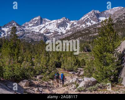 Gli alpinisti escursione ai laghi Valley Trail, John Muir Wilderness, Inyo National Forest, California. Foto Stock