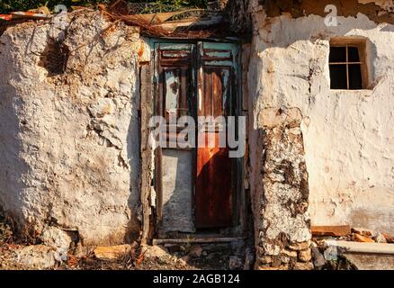 Il shabby chic del vecchio porta patinato di una vecchia casa sul bordo di Frigiliana, ora utilizzato per lo storage agricola ai piedi della Sierra de Tej Foto Stock