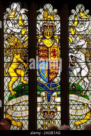 H.M. La regina con il principe Carlo e la Duchessa di Cambridge frequentando il pranzo nella Westminster Hall di Londra con 700 ospiti il giorno finale della sua Diamond celebrazioni giubilari intrattenuti dal National Orchestra dei bambini.Gli ospiti abbiamo cenato sul salmone, seguita da agnello gallese, grigliate Isle of Wight asparagi, Jersey Royal le patate e il cioccolato delice, il budino di pane e burro e bacche Frutta sciroppata con salsa di mele. Foto Stock