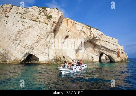 Imbarcazione da diporto con turisti alla Grotta Blu, Kap Capo Skinari, Zante, Island, Grecia Foto Stock