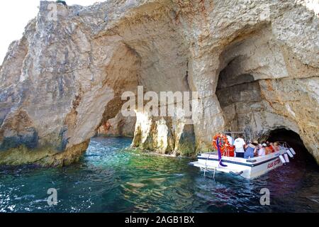 Imbarcazione da diporto con turisti di entrare nella grotta blu a Kap Capo Skinari, Zante Island, Grecia Foto Stock