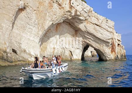 Imbarcazione da diporto con turisti alla Grotta Blu, Kap Capo Skinari, Zante, Island, Grecia Foto Stock