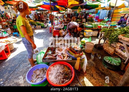 Una donna locale l'acquisto di pesce a Phsar Chas Market (Mercato Vecchio) Phnom Penh Cambogia. Foto Stock