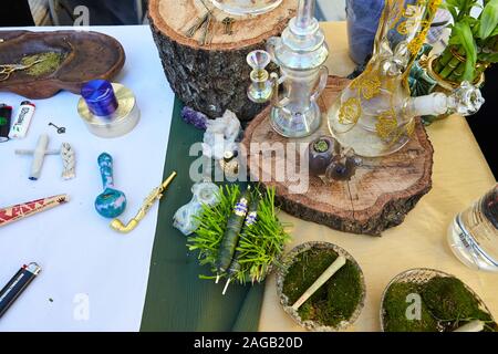 LOS ANGELES, Stati Uniti - Feb 09, 2019: Accessori per fumatori di cannabis Party in Hollywood fornita da Bud divi. Parte ospitata da Weedweek.net Foto Stock