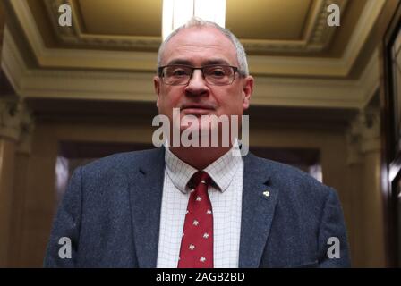 Ulster Partito unionista leader Steve Aiken parla ai media dopo una tavola rotonda a Stormont a Belfast con Julian Smith il Segretario di Stato per l'Irlanda del Nord e Simon COVENEY Tanaiste. Foto Stock