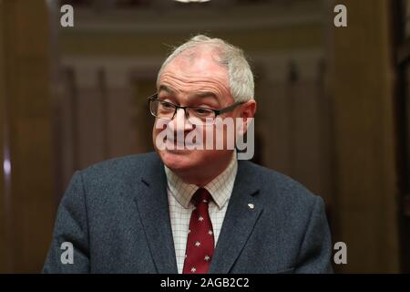 Ulster Partito unionista leader Steve Aiken parla ai media dopo una tavola rotonda a Stormont a Belfast con Julian Smith il Segretario di Stato per l'Irlanda del Nord e Simon COVENEY Tanaiste. Foto Stock