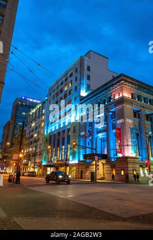 VANCOUVER, CANADA - Nov 11, 2019: Foto scattata nel centro cittadino di Vancouver di edifici illuminati Foto Stock