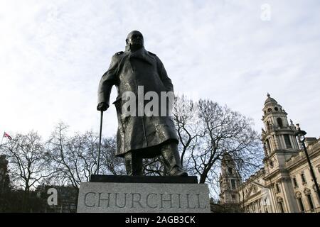 Statua di Sir Winston Churchill in piazza del Parlamento, Westminster, London, Regno Unito. Sir Winston Leonard Spencer-Churchill era Primo Ministro conservatore f Foto Stock
