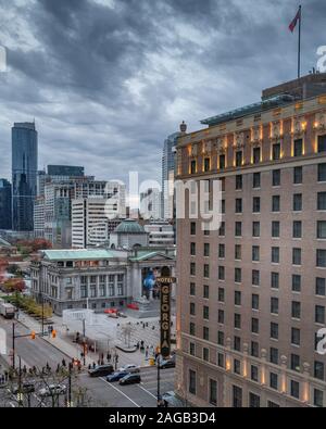 VANCOUVER, CANADA - Nov 11, 2019: Colpo di Hotel Georgia e Vancouver Art Museum prese nel tardo pomeriggio sotto il cielo tempestoso Foto Stock