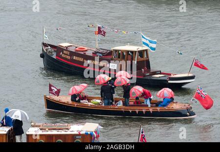 Un migliaio di piccole barche di unirsi alla famiglia reale per il Corteo sul Fiume Tamigi nel 2012 per celebrare il Giubileo di Diamante di Elisabetta II essendo il sessantesimo anniversario dell'adesione di Sua Maestà la regina il 6 febbraio 1952. Foto Stock