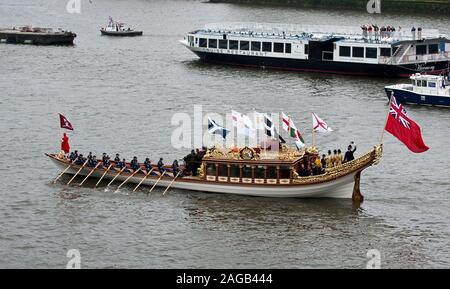 Un migliaio di piccole barche di unirsi alla famiglia reale per il Corteo sul Fiume Tamigi nel 2012 per celebrare il Giubileo di Diamante di Elisabetta II essendo il sessantesimo anniversario dell'adesione di Sua Maestà la regina il 6 febbraio 1952. Foto Stock