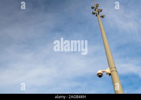 Telecamera di sorveglianza su un palo in strada Foto Stock
