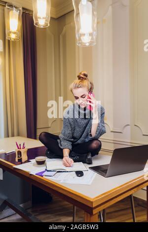 Professionale interior designer o architector lavora con tavolozza di colori e disegni in camera in un ufficio moderno. Giovane femmina modello futuro di pianificazione o piatta Foto Stock