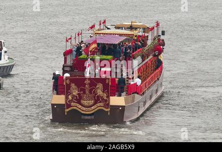 Un migliaio di piccole barche di unirsi alla famiglia reale per il Corteo sul Fiume Tamigi nel 2012 per celebrare il Giubileo di Diamante di Elisabetta II essendo il sessantesimo anniversario dell'adesione di Sua Maestà la regina il 6 febbraio 1952. Foto Stock