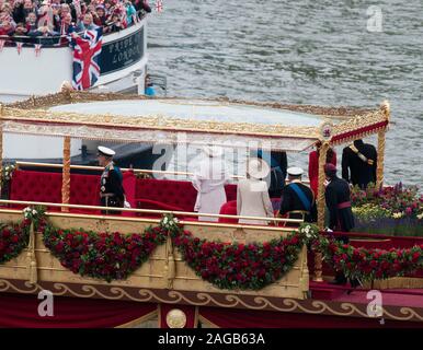 Un migliaio di piccole barche di unirsi alla famiglia reale per il Corteo sul Fiume Tamigi nel 2012 per celebrare il Giubileo di Diamante di Elisabetta II essendo il sessantesimo anniversario dell'adesione di Sua Maestà la regina il 6 febbraio 1952. Foto Stock