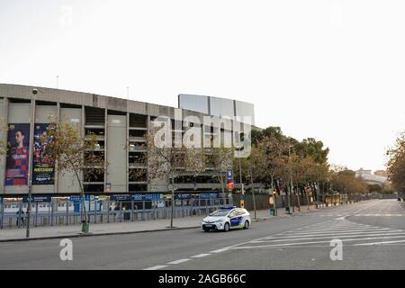 Le proteste dei democratici dello Tsunami al di fuori del Camp Nou Stadium durante la Liga match tra FC Barcelona e Real Madrid al Camp Nou su dicembre 18, 2019 a Barcellona, Spagna. Cordon premere Foto Stock