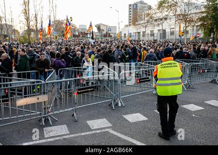 Le proteste dei democratici dello Tsunami al di fuori del Camp Nou Stadium durante la Liga match tra FC Barcelona e Real Madrid al Camp Nou su dicembre 18, 2019 a Barcellona, Spagna. Cordon premere Foto Stock