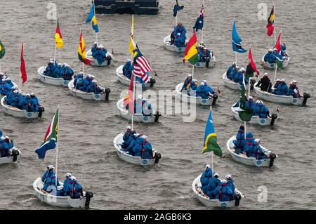 Un migliaio di piccole barche di unirsi alla famiglia reale per il Corteo sul Fiume Tamigi nel 2012 per celebrare il Giubileo di Diamante di Elisabetta II essendo il sessantesimo anniversario dell'adesione di Sua Maestà la regina il 6 febbraio 1952. Foto Stock