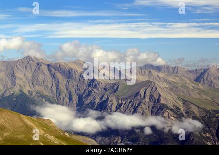 Strati di Cloud, panorama delle Alpi o vista panoramica sul Parco Nazionale del Mercantour dalla Route de la Bonette sulle Alpi francesi Francia Foto Stock