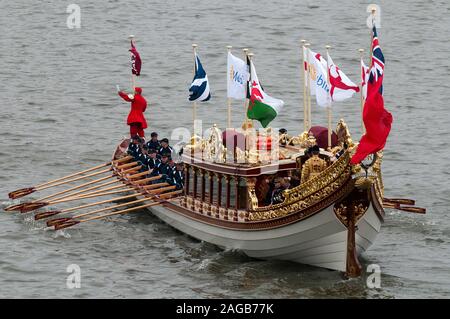 Un migliaio di piccole barche di unirsi alla famiglia reale per il Corteo sul Fiume Tamigi nel 2012 per celebrare il Giubileo di Diamante di Elisabetta II essendo il sessantesimo anniversario dell'adesione di Sua Maestà la regina il 6 febbraio 1952. Foto Stock