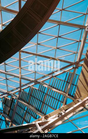 Immagine verticale ad angolo basso del soffitto di vetro di a. struttura geometrica Foto Stock