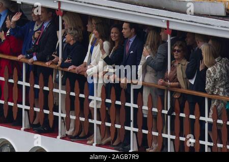 Un migliaio di piccole barche di unirsi alla famiglia reale per il Corteo sul Fiume Tamigi nel 2012 per celebrare il Giubileo di Diamante di Elisabetta II essendo il sessantesimo anniversario dell'adesione di Sua Maestà la regina il 6 febbraio 1952. Foto Stock