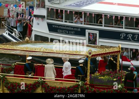 Un migliaio di piccole barche di unirsi alla famiglia reale per il Corteo sul Fiume Tamigi nel 2012 per celebrare il Giubileo di Diamante di Elisabetta II essendo il sessantesimo anniversario dell'adesione di Sua Maestà la regina il 6 febbraio 1952. Foto Stock