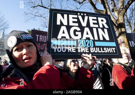 Washington, DC, Stati Uniti d'America. Xviii Dicembre, 2019. Dicembre 18, 2019 - Washington, DC, Stati Uniti: Pro-Impeachment protesta per gli Stati Uniti Capitol. Credito: Michael Brochstein/ZUMA filo/Alamy Live News Foto Stock