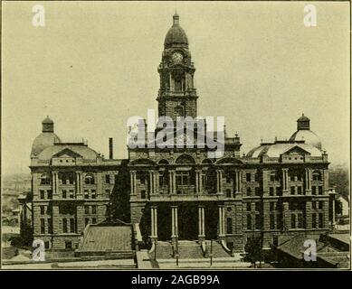 . La geografia del Texas, fisico e politico. Fig. 110. Galveston guardando ad ovest dal CourthouseThe edificio nel centro è la palla alta scuola di mare. Per questo lavoro di un prestito obbligazionario di -fl,500.000 wasautliorized. Galveston ha un grande commercio all'ingrosso di prodotti secchi,negozi di generi alimentari e di abbigliamento. Le sue scuole pubbliche hanno a lungo beenknown per la loro eccellenza, specialmente la palla alta scuola.Il Dipartimento di Scienze Mediche dell'Università Statale è locatedhere (vedere Fig. 90), anche il John Sealy Ospedale e SaintMarys infermeria, quest'ultimo sotto la cura del Sistersof il Verbo incarnato. La città è g Foto Stock