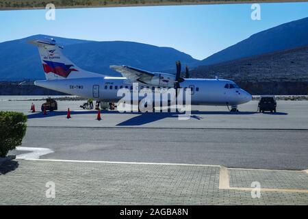 Sky Express ATR 42 velivolo sul piazzale dell'aeroporto dell'isola, Kalymnos Grecia Foto Stock