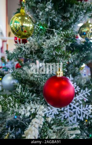 Red ninnolo su albero di Natale decorato. Foto Stock