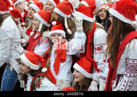 Cherkasy, Ucraina,Gennaio,14, 2014: gruppo di adolescenti vestiti da Babbo Natale ha preso parte nella città del festival di Natale Foto Stock