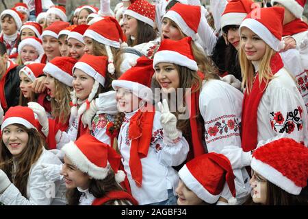 Cherkasy, Ucraina,Gennaio,14, 2014: gruppo di adolescenti vestiti da Babbo Natale ha preso parte nella città del festival di Natale Foto Stock