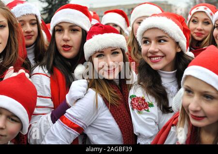 Cherkasy, Ucraina,Gennaio,14, 2014: gruppo di adolescenti vestiti da Babbo Natale ha preso parte nella città del festival di Natale Foto Stock