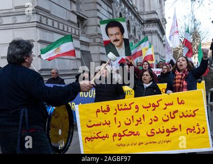 Iraniani protesta a Londra in simpatia con e sostenere le manifestazioni in Iran in opposizione alle politiche del governo iraniano e regime brutale Foto Stock