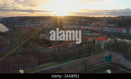 Vista aerea del Vesehrad oltre il fiume Vltava a la luce del tramonto in inverno a Praga, Repubblica Ceca Foto Stock