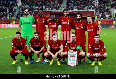 Liverpool (Alisson torna da sinistra a destra), Divock Origi, Naby Keïta, Joe Gomez, Mohamed Salah, Xherdan Shaqiri, Alex Oxlade-Chamberlain (anteriore da sinistra a destra), Adam Lallana, James Milner, Giordania Henderson e Andrea Robertson in posa per una fotografia prima di kick-off durante il FIFA Club World Cup semi finale corrisponde al Khalifa International Stadium di Doha. Foto Stock