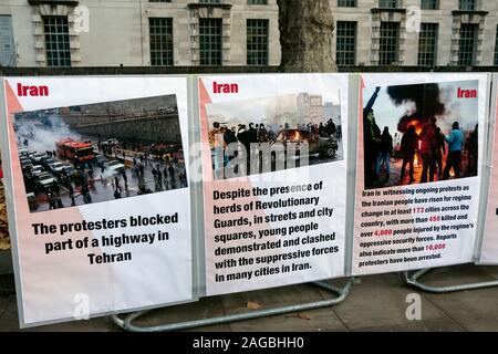 Iraniani protesta a Londra in simpatia con e sostenere le manifestazioni in Iran in opposizione alle politiche del governo iraniano e regime brutale Foto Stock