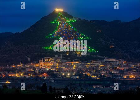 Il famoso Gubbio albero di Natale, l'albero di Natale più grande del mondo. Provincia di Perugia, Umbria, Italia. Foto Stock