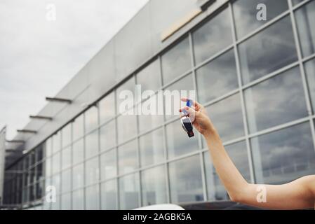 Felice proprietario della nuova vettura. Driver femmina contiene chiavi di automobile in mano Foto Stock