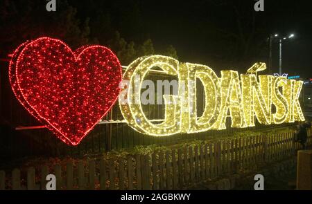 Gdansk, Polonia. Xviii Dicembre, 2019. Cracovia firmare visto illuminato. Migliaia di luci brillare ogni notte sulle strade e piazze principali di Danzica. La maggior parte delle decorazioni sono state installate nella Città Vecchia. Credito: Damian Klamka/ZUMA filo/Alamy Live News Foto Stock